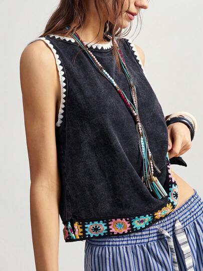 Bohemela ボヘミアン調無地ニット素材、ビンテージウォッシュ加工、クロシェ装飾アクセント。サマータンクトップとして着用可能、オールシーズン対応。ストリートウェア、バケーション、ウェスタンミュージックフェス、カントリーコンサートなどに適しています。