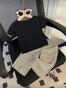 两件套女婴夏季时尚简约街头风白色短袖T恤（黑色刺绣装饰）搭配杏色条纹裤，适合日常上学穿着 - 黑色 - 查看 2