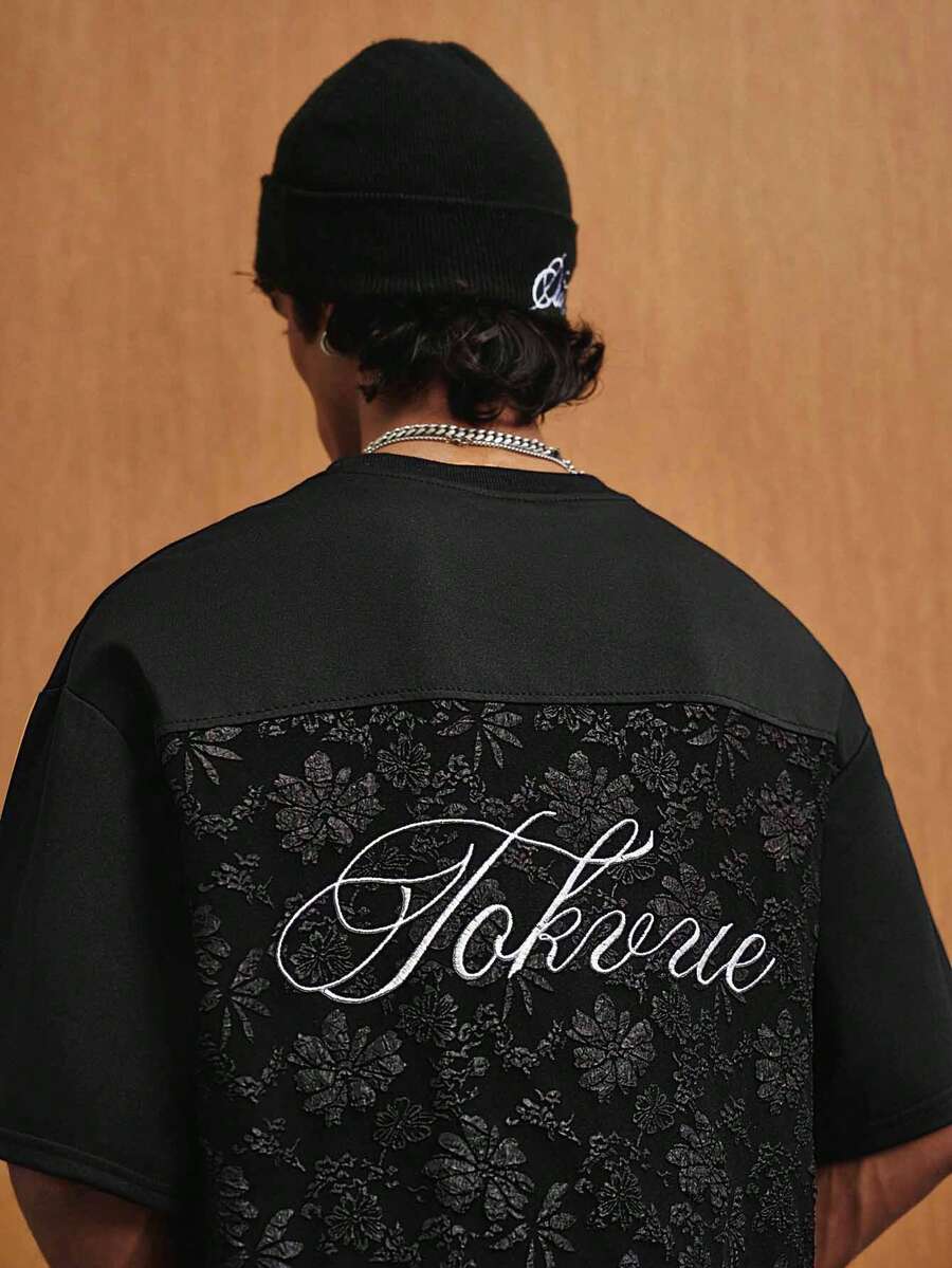 TOKVUE Camiseta casual de manga corta con cuello redondo, bordado de letras y estampado floral de jacquard de retazos para hombre - Negro - Ver 1