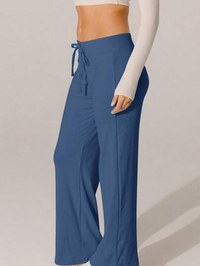 Aralina Quần dài mặc nhà cạp cao, chất liệu dệt kim mềm mại, màu trắng ngà.