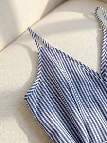 Franclia 这款女士休闲时尚条纹纽扣上衣/吊带衫，是夏季假期和春假的理想之选。它采用修身腰部设计，款式新颖，条纹图案时尚别致。这款蓝色上衣也适合女士日常休闲穿着，是优雅女性的理想之选。 - 藍色 - 查看 6