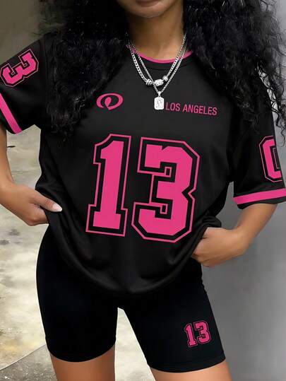 SHEIN Explorewe 少女短袖T恤套装，黑粉撞色设计，尽显时尚基因。宽松T恤搭配修身短裤，舒适贴合各种身材。醒目的13号图案印花，撞色滚边设计活力四射，释放街头潮流气息。适合日常出行和休闲穿着，轻松打造甜美酷炫的风格，是追求个性穿搭的理想之选。