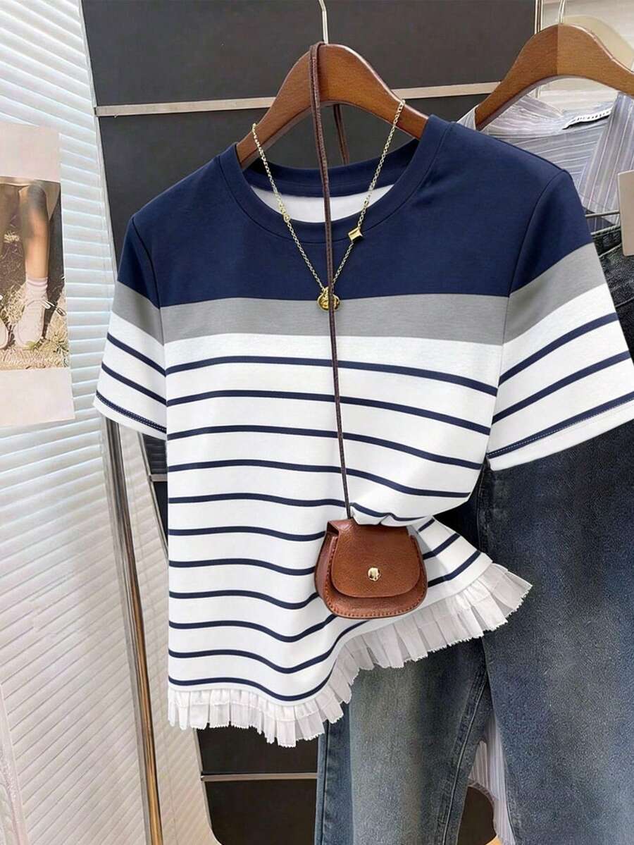 SHEIN 时尚女式标准尺码流苏T恤,经典条纹印花图案,夏季休闲户外上衣,优雅设计,适合日常、户外、购物、旅行等多种场合。 - 白色 - 查看 1