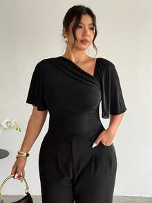 Firerie Blusa de manga corta con cuello asimétrico para mujer de talla grande - Negro - Ver 6