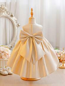SHEIN Glamorique Kids 女婴婚礼花童礼服，粉色亮面面料，手工串珠大蝴蝶结拖地礼服，女婴生日派对礼服，女婴派对礼服，金色女童礼服，女婴婚礼春季礼服，金色花童礼服 - 香檳色 - 查看 3