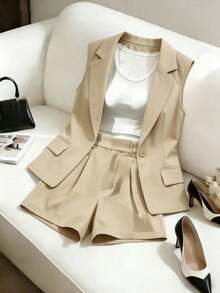 Franclia 女士卡其色无袖套装，采用修身腰线和翻领设计，搭配束口短裤，适合通勤、日常穿着和轻商务场合，时尚优雅。春季女装，通勤装，办公着装，休闲日常装，精致时尚套装 - 卡其色 - 查看 1