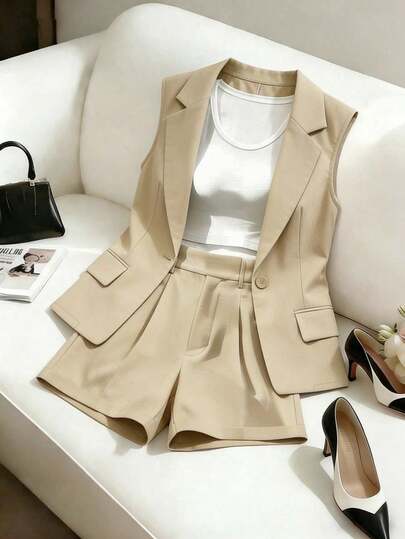 Franclia 女士卡其色无袖套装，采用修身腰线和翻领设计，搭配束口短裤，适合通勤、日常穿着和轻商务场合，时尚优雅。春季女装，通勤装，办公着装，休闲日常装，精致时尚套装
