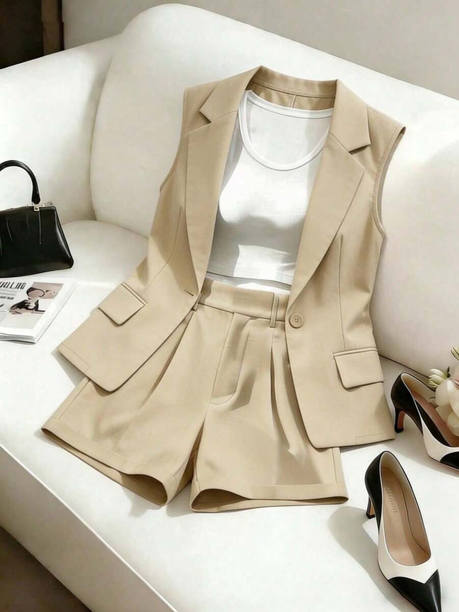 Franclia 女士卡其色无袖套装，采用修身腰线和翻领设计，搭配束口短裤，适合通勤、日常穿着和轻商务场合，时尚优雅。春季女装，通勤装，办公着装，休闲日常装，精致时尚套装 - 卡其色 - 查看 1