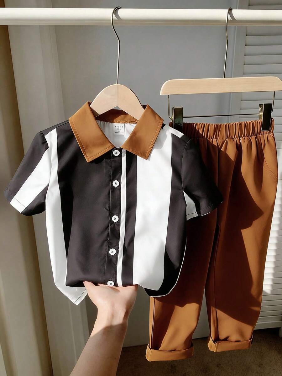 SHEIN Bộ đồ hè 2026 cho bé trai, chất liệu mềm mại, co giãn, thời trang mới, trang phục cần thiết cho kỳ nghỉ hè, du lịch. 1 bộ: Áo sơ mi ngắn tay in kỹ thuật số phối màu kẻ sọc với thiết kế cổ áo đơn giản và quần dài màu nâu trơn, thích hợp cho mặc hàng ngày, đi học, du lịch và vui chơi giải trí vào mùa xuân và mùa hè. Kỳ nghỉ, du lịch, thư giãn, tắm nắng, mùa hè. - Nhiều màu - Xem 1