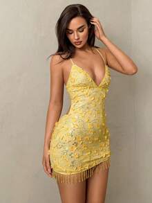 SHEIN Glamour 新款粉色花朵亮片露背系带流苏性感V领短款女装连衣裙，3D花朵流苏闪亮连衣裙，女士花朵连衣裙，粉色连衣裙，粉色连衣裙，女士粉色连衣裙，毕业礼服，毕业典礼宾客礼服，女士派对礼服，优雅派对礼服，优雅派对连衣裙，女士沙滩连衣裙，新年服装，女士沙滩装。 - 鵝黃色 - 查看 4