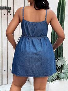 SHEIN CURVE+ 大码纯色极简休闲牛仔连衣裙，夏季嘉年华服装，通勤度假毕业典礼时尚Y2K可爱街头风派对婚礼优雅商务休闲女装海滩毕业复活节女士休闲蓝色牛仔迷你连衣裙，配有可调节细肩带和侧系带度假牛仔连衣裙 - 藍色 - 查看 3