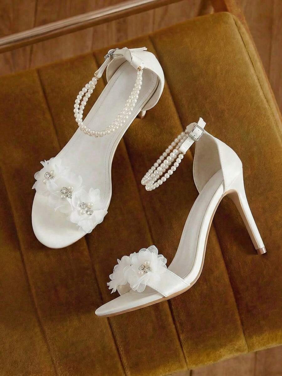 11.3厘米超高跟白色新娘凉鞋，优雅花卉图案，时尚百搭，饰有仿珍珠鞋带，适合春夏穿着。