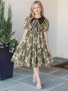 SHEIN Vintaside Kids Đầm hè kiểu bohemian ngọt ngào cho bé gái, họa tiết hoa màu xanh dương, cổ áo nơ lớn, tay ngắn và dáng suông dài đến đầu gối. Hoàn hảo cho mặc hàng ngày, đi mua sắm, đi biển, du lịch và nhiều hoạt động khác. - Rỉ Nâu - Xem 3