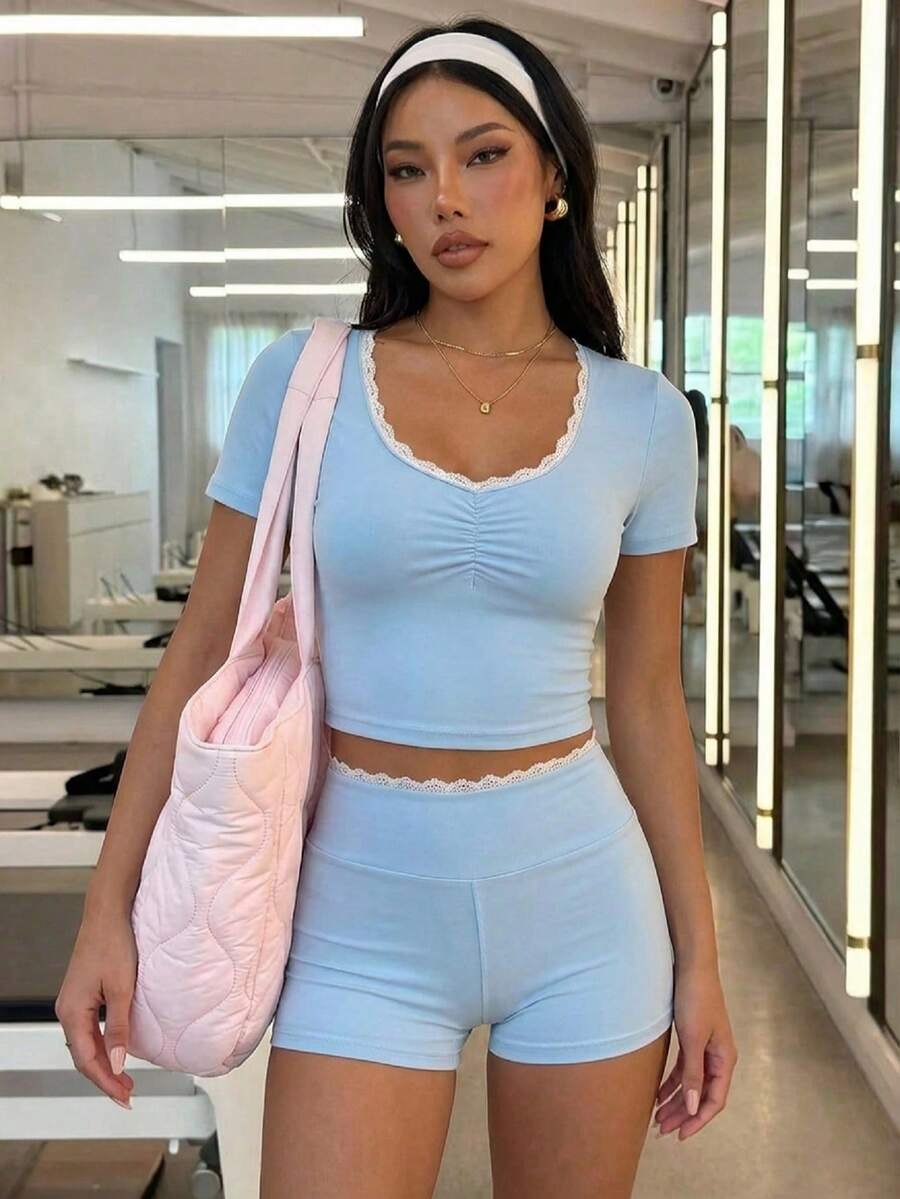 Gameset SHEIN Sport 女士运动套装,V领拼接荷叶边短袖露脐上衣搭配腰部拼接荷叶边紧身短裤,适合日常休闲、跑步、瑜伽、健身、网球、高尔夫等运动。蓝色上衣搭配蓝色短裤,荷叶边运动套装,女士夏季两件套,女士夏季套装,女士运动套装,女士健身服套装,女士运动服套装。 - 天藍色 - 查看 1