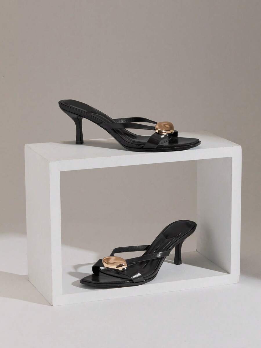 SHUZIA Sandalias de dedo con adorno dorado y tacón de gatito cómodo y minimalista para mujer - Negro - Ver 1