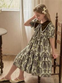 SHEIN Vintaside Kids Đầm hè kiểu bohemian ngọt ngào cho bé gái, họa tiết hoa màu xanh dương, cổ áo nơ lớn, tay ngắn và dáng suông dài đến đầu gối. Hoàn hảo cho mặc hàng ngày, đi mua sắm, đi biển, du lịch và nhiều hoạt động khác. - Rỉ Nâu - Xem 1