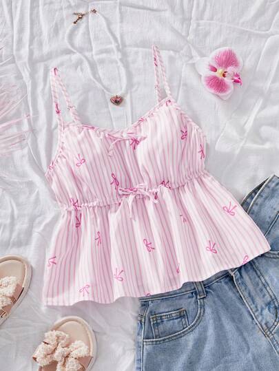 Áo hai dây khoét lỗ thắt nơ cho bé gái tuổi teen, thích hợp mặc thường ngày mùa hè. Áo hai dây cho bé gái tuổi teen, với nền kẻ sọc dọc màu hồng và trắng, in họa tiết nơ đáng yêu, tươi tắn và ngọt ngào. Thiết kế dây mảnh ôm sát, với điểm nhấn nơ ở ngực và eo, tạo thêm nét tinh nghịch, và phần gấu áo hơi xòe trông năng động hơn. Thích hợp mặc trong nhà hoặc ngoài trời mùa hè, tôn dáng các bé gái, dịu dàng và năng động.