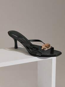 SHUZIA Sandalias de dedo con adorno dorado y tacón de gatito cómodo y minimalista para mujer - Negro - Ver 8