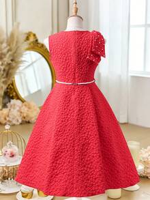 SHEIN 女童蓝色无袖圆领连衣裙。蓬松裙摆设计，贴合女孩身材；腰部设计提升比例，令裙摆更显丰盈。肩部饰以立体褶裥，腰间点缀珍珠，更添精致优雅气质。融合精致装饰与甜美廓形，适合儿童生日派对、节日庆典及其他半正式场合。 - 紅色 - 查看 2