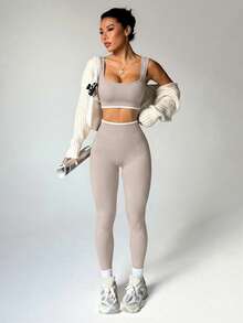 Dewbera Bộ đồ thể thao nữ gồm áo tank top lửng và quần legging. - Màu be - Xem 3