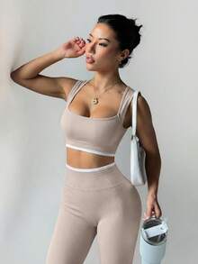 Dewbera Bộ đồ thể thao nữ gồm áo tank top lửng và quần legging. - Màu be - Xem 4