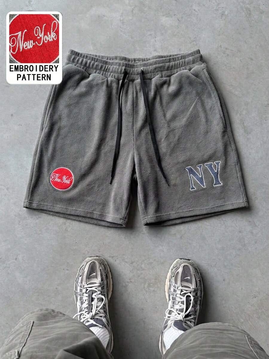Manfinity Campus Court Pantalones cortos grises con bordado de letra de Nueva York para hombres - Gris - Ver 1
