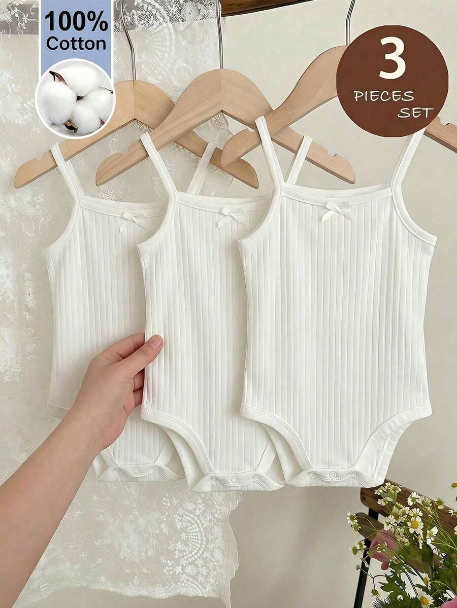 SHEIN 3件套女婴休闲简约针织柔软弹力纯色吊带连体衣，适合夏季穿着，纯色婴儿服装，女婴连体衣，男女通用婴儿服装，女婴休闲针织纯色连体衣吊带3件套，带蝴蝶结 - 白色 - 查看 1