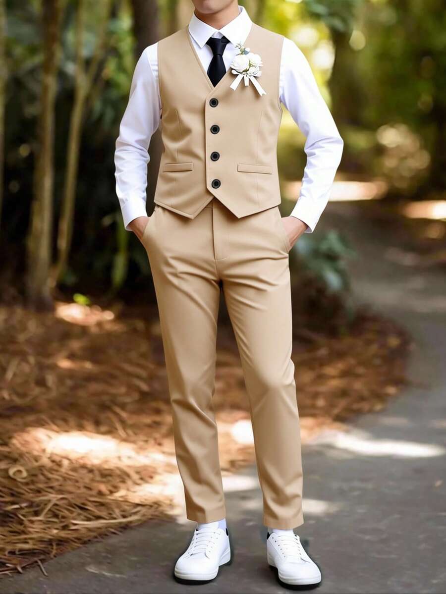 SHEIN 两件套男童春夏韩版修身正装套装。宽松不规则马甲+直筒休闲裤，精选亚麻质感面料，柔软亲肤，宽松时尚，不易起皱。落肩宽松版型，不对称设计，打破常规，时尚百搭，线条流畅，做工精致，适合男孩在优雅场合穿着。适用于派对、主持、钢琴演奏会、聚会、T台走秀、洗礼、商务场合等。 - 卡其色 - 查看 1