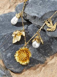 Opalesca 18K Gold Plated,Women's Pendant Necklace,Premium/Elegant/Classy/Dailywear/Minimalist,Pearl/Crystal,For Mom/Women/Girl/Mother,Summer/Beach/Prom/Party/Holiday/Vacation,Engagement/Wedding/Promise,Bride,Heart/Floral,Fairycore/Mermaid Core - Yellow Gold - View 3