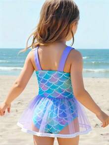 Bộ đồ bơi liền thân kiểu dáng dễ thương, thoải mái cho bé gái, phối họa tiết vảy cá chuyển màu xanh dương với chân váy lưới màu tím nhạt, dây đeo vai màu tím, thích hợp cho kỳ nghỉ biển, du lịch, bơi lội, tiệc mùa hè và hồ bơi. - Nhiều màu - Xem 2