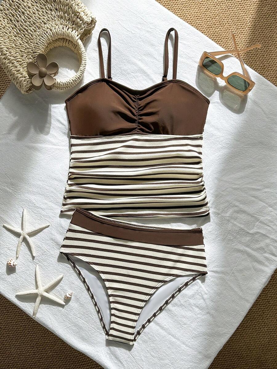 SHEIN 两件套女童条纹比基尼泳衣,咖啡色,女童泳衣,少女泳衣,女童分体泳衣,夏季度假分体泳衣套装,适合海滩、泳池、海边、冲浪度假、夏季旅行、假日夏季服装,Capybara 女童泳衣,Six Seven 沙滩泳衣,条纹泳衣,两件套泳衣 - 彩色 - 查看 1