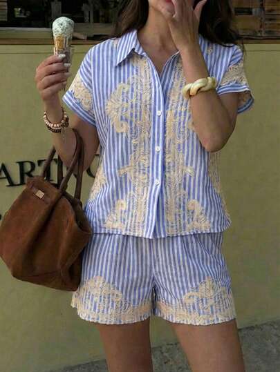 Conjunto de camisa de manga corta y shorts con rayas verticales y bordados | Diseño de cuello de camisa y cintura con cordón ajustable | Tela ligera y transpirable para verano | Combina estilo vintage y elegante con funcionalidad | Versátil para vacaciones, salidas casuales y looks de playa | Combina con sombreros, sandalias o accesorios | Prenda única para tu armario | Ideal para looks fashion y cómodos en cualquier ocasión