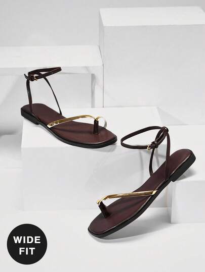 SHUZIA #Giày sandal đế bằng UrbanLuxe dành cho nữ, kiểu dáng rộng rãi, quai TPU mạ vàng, màu sô cô la, quai ngang mắt cá chân và quai vòng – Phong cách thanh lịch, tối giản và sang trọng cho mỗi ngày.