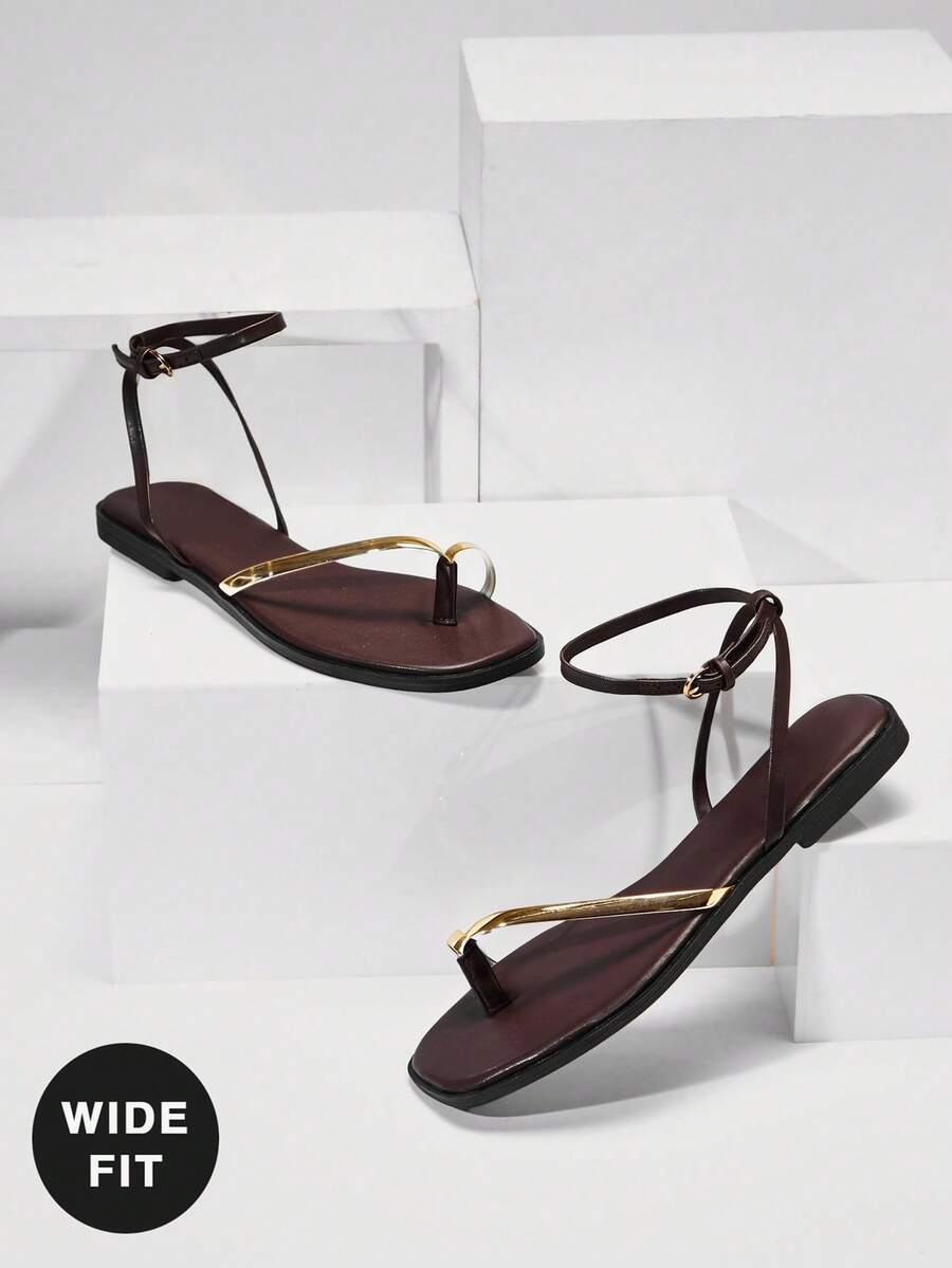 SHUZIA #宽楦 UrbanLuxe 女士电镀金 TPU 绑带巧克力色踝带环趾平底凉鞋 – 优雅、简约、奢华的日常风格。 - 咖啡棕 - 查看 1
