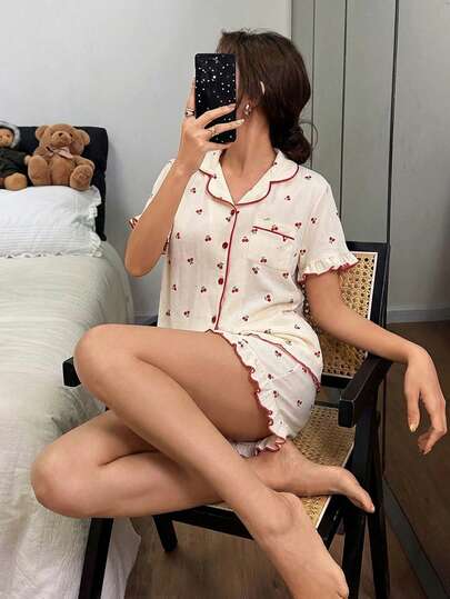 Bộ đồ ngủ 2 mảnh dành cho bé gái tuổi teen, họa tiết quả anh đào trang nhã với viền bèo nhún, áo tay ngắn thoải mái và quần short.
