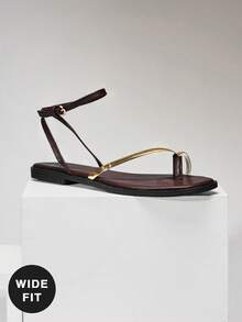 SHUZIA #宽楦 UrbanLuxe 女士电镀金 TPU 绑带巧克力色踝带环趾平底凉鞋 – 优雅、简约、奢华的日常风格。 - 咖啡棕 - 查看 4