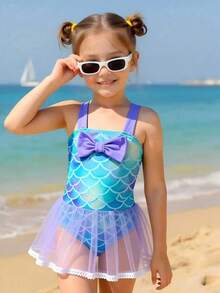 Bộ đồ bơi liền thân kiểu dáng dễ thương, thoải mái cho bé gái, phối họa tiết vảy cá chuyển màu xanh dương với chân váy lưới màu tím nhạt, dây đeo vai màu tím, thích hợp cho kỳ nghỉ biển, du lịch, bơi lội, tiệc mùa hè và hồ bơi. - Nhiều màu - Xem 1