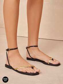 SHUZIA #宽楦 UrbanLuxe 女士电镀金 TPU 绑带巧克力色踝带环趾平底凉鞋 – 优雅、简约、奢华的日常风格。 - 咖啡棕 - 查看 2