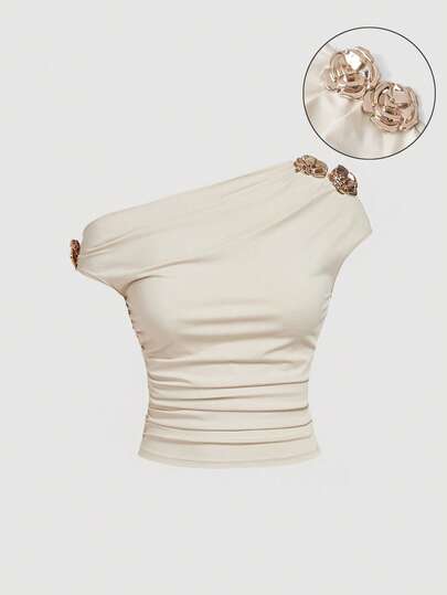 SHEIN Áo kiểu lệch vai màu trắng ngà cho bé gái, dáng crop top một vai (trang trí hoa vàng), chất liệu mềm mại, thân thiện với da, thiết kế lệch vai độc đáo cùng họa tiết trang trí tinh tế. Thích hợp cho mặc hàng ngày/những dịp thời trang nhẹ nhàng, không bó sát, dễ phối đồ và tạo nên vẻ ngoài cá tính, sành điệu cho bé gái.