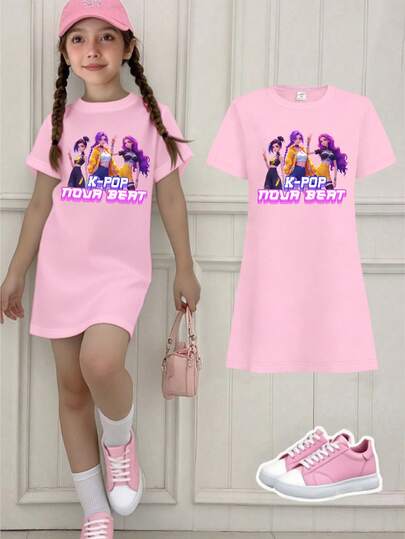 Vestido camiseta de manga corta rosa básico de ajuste relajado con estampado de gráfico de personaje de grupo de chicas virtuales , fresco y minimalista, para niñas preadolescentes en primavera y verano. Conjunto de estilos cómodos y frescos para el verano y el otoño, adecuados para niñas, inspirados en la atmósfera.
