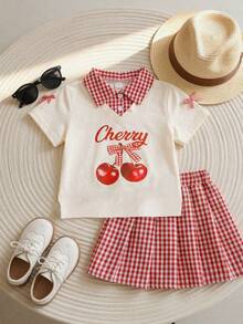 SHEIN Playful Pals Set de 2 piezas de conjunto de verano para niñas, blusa de manga corta con cuello y estampado de cerezas, combinada con falda plisada a cuadros rojos y blancos, estilo general lindo y dulce, conjunto de verano casual y versátil - Albaricoque - Ver 3