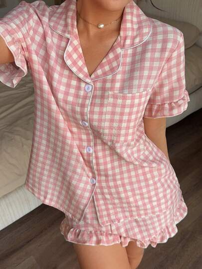 SHEIN Bộ đồ ngủ nữ kẻ caro gồm áo tay ngắn cài cúc một hàng và quần short, kiểu dáng thường ngày.