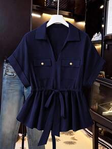 GlowEve CURVE 大码女式新款优雅简约通勤休闲度假法式领夏季休闲纯色V领前开衩抽绳腰金属纽扣蝴蝶结蝙蝠袖翻边短袖衬衫 - 寶藍色 - 查看 1