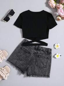SHEIN Bộ đồ hai mảnh cho bé gái tuổi teen mùa hè: áo thun ngắn cổ tròn màu trơn, cạp chun khoét rỗng và quần short jean rách mài. - màu đen - Xem 2