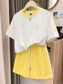 Everyssa 女士时尚休闲运动风刺绣撞色条纹圆领宽松T恤和高腰抽绳斜插口袋宽松休闲运动短裤两件套 - 彩色 - 查看 1