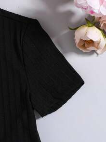 SHEIN Bộ đồ hai mảnh cho bé gái tuổi teen mùa hè: áo thun ngắn cổ tròn màu trơn, cạp chun khoét rỗng và quần short jean rách mài. - màu đen - Xem 6