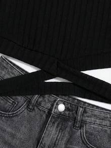 SHEIN Bộ đồ hai mảnh cho bé gái tuổi teen mùa hè: áo thun ngắn cổ tròn màu trơn, cạp chun khoét rỗng và quần short jean rách mài. - màu đen - Xem 5