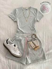 GlowEve 女士休闲运动风春夏两件套，刺绣马图案，圆领修身短袖T恤和高腰抽绳宽松短裤 - 灰色 - 查看 1