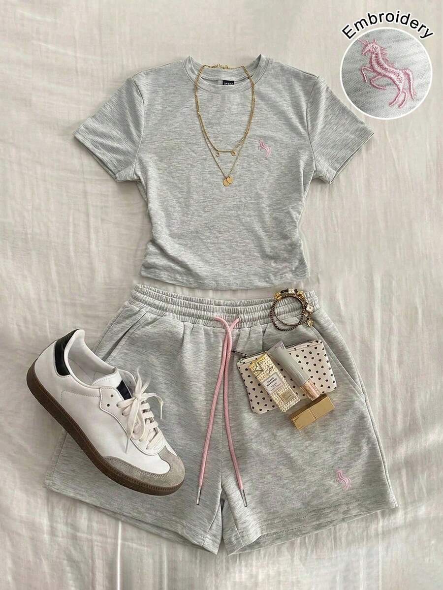 GlowEve 女士休闲运动风春夏两件套，刺绣马图案，圆领修身短袖T恤和高腰抽绳宽松短裤 - 灰色 - 查看 1