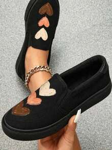 Tenis Slip-On Negros con Diseño de Corazones | Casual, Cómodos y Antideslizantes - M2 - Ver 2